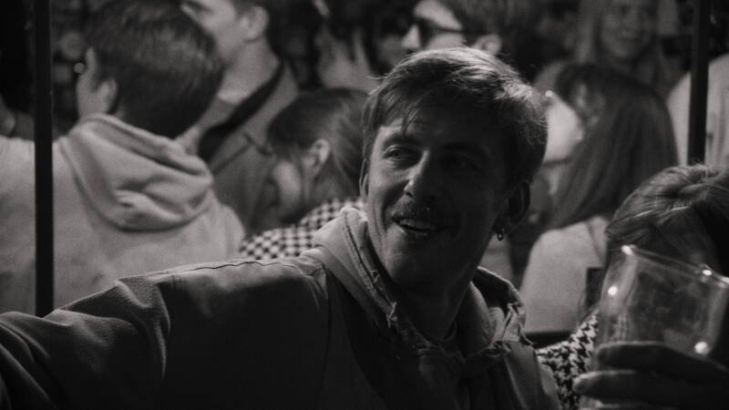 Scenes of Friendly Ties