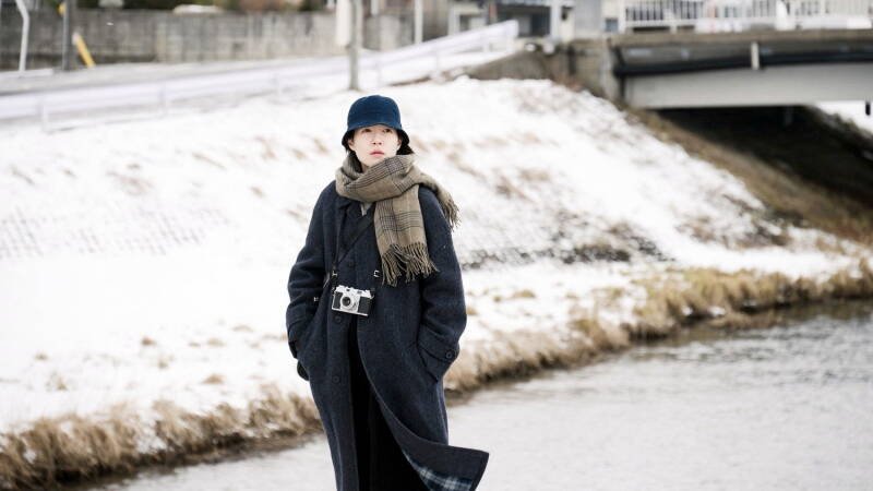 Two Seasons, Two Strangers